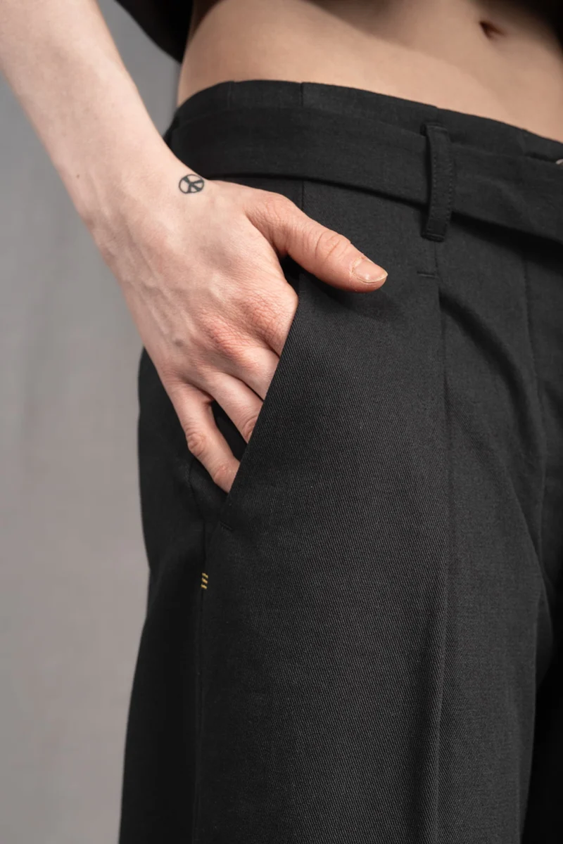 eigensinnig wien | YlaStr | Schwarzer Avantgarde Designeranzug für Damen mit weiter Bundfaltenhose aus Baumwolle