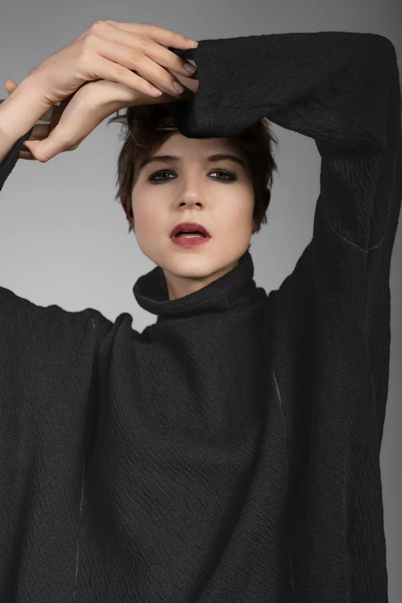 eigensinnig wien | Estella | Oversize Rollkragen-Pullover aus Merinowolle für Damen in Schwarz