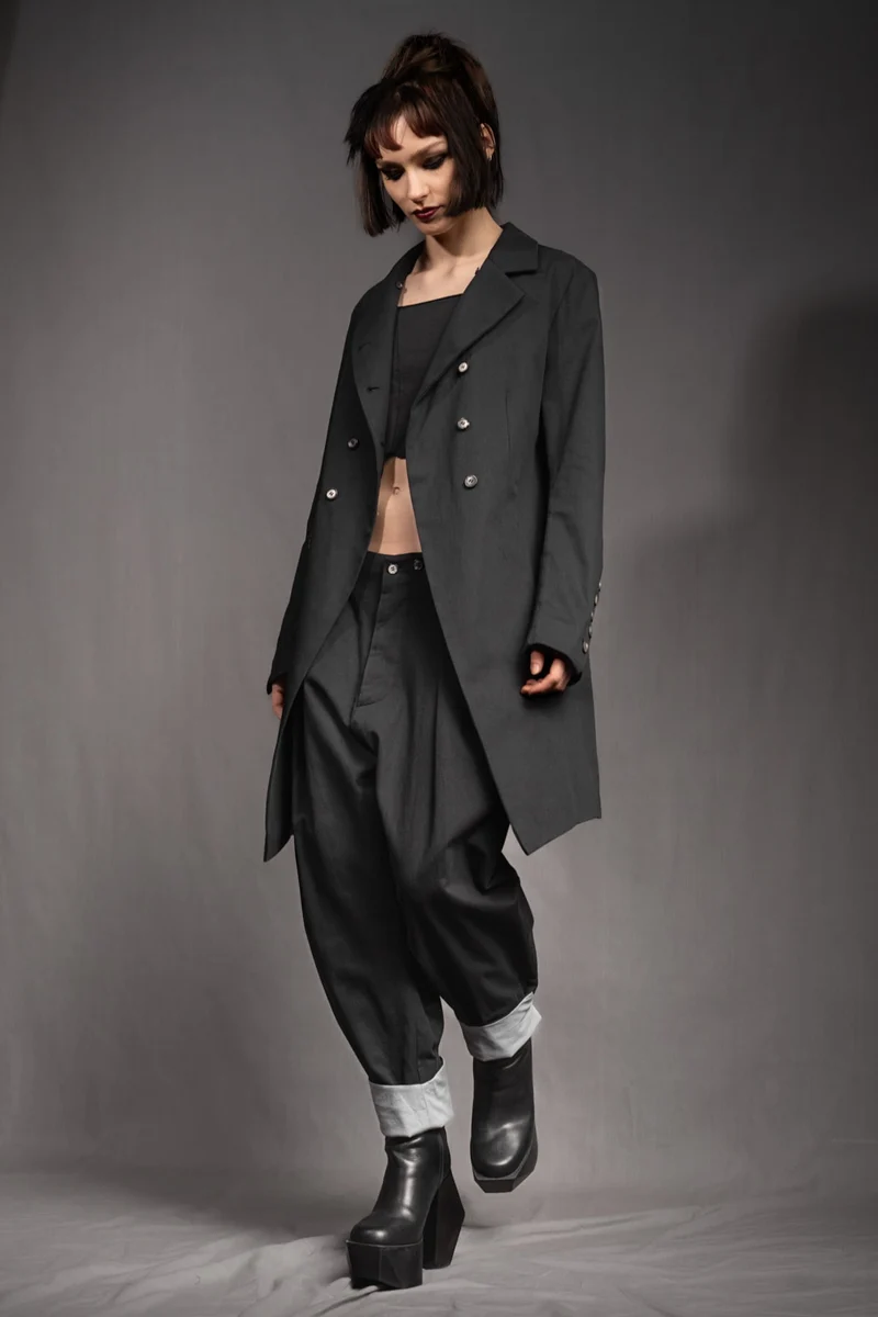 eigensinnig wien | YlaEgo | Extravaganter Designer-Zweiteiler mit Gehrock und Bundfaltenhose