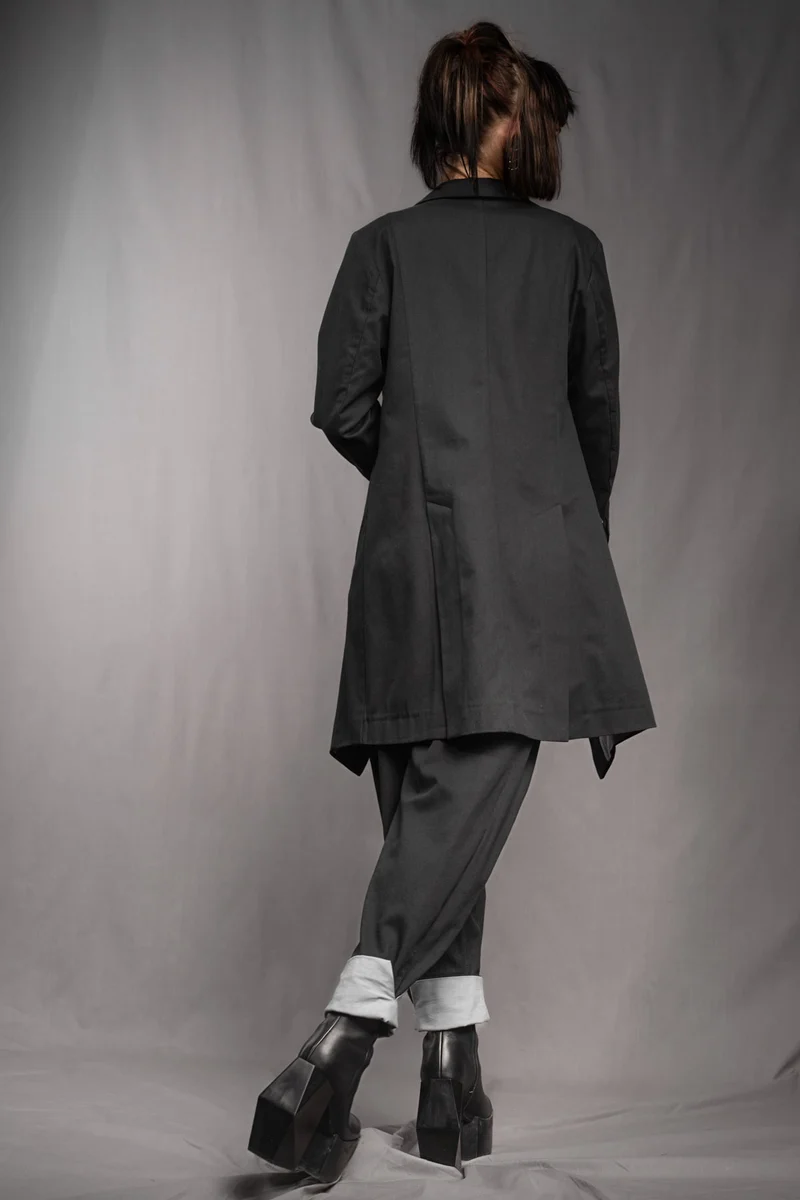 eigensinnig wien | YlaEgo | Extravaganter Designer-Zweiteiler mit Gehrock und Bundfaltenhose