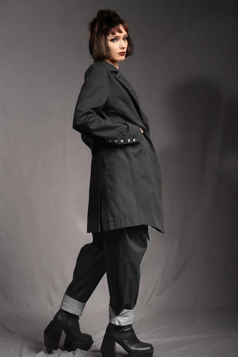eigensinnig wien | YlaEgo | Extravaganter Designer-Zweiteiler mit Gehrock und Bundfaltenhose
