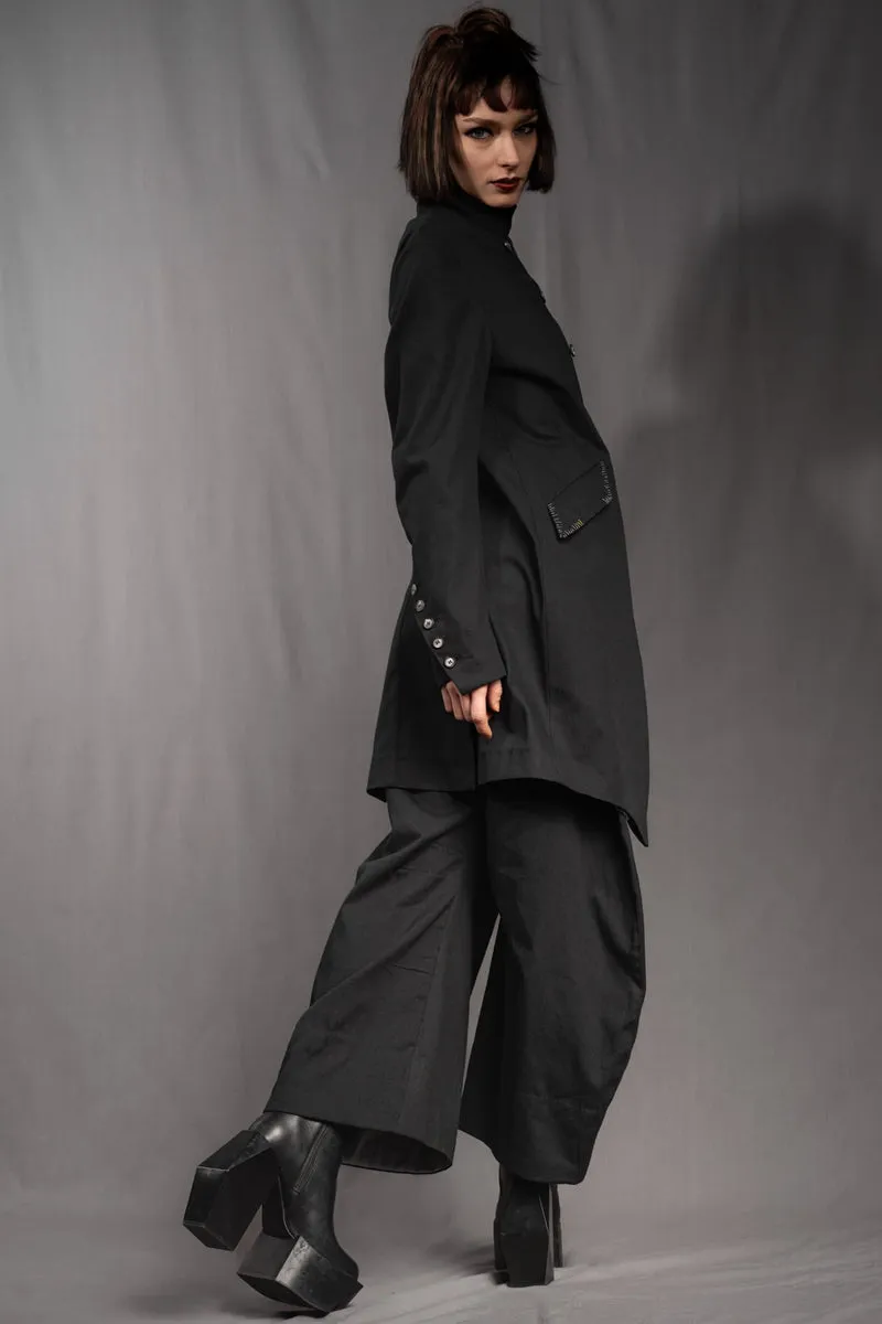 eigensinnig wien | YlaNin | Designer Damenanzug mit Barrel-Leg Hose aus leichter Baumwolle