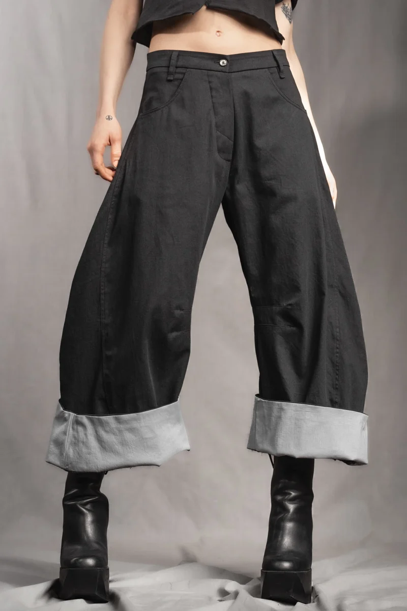 eigensinnig wien | YlaNin | Designer Damenanzug mit Barrel-Leg Hose aus leichter Baumwolle