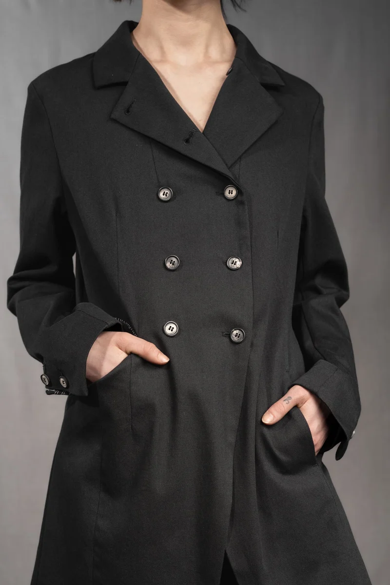 eigensinnig wien | YlaNin | Designer Damenanzug mit Barrel-Leg Hose aus leichter Baumwolle