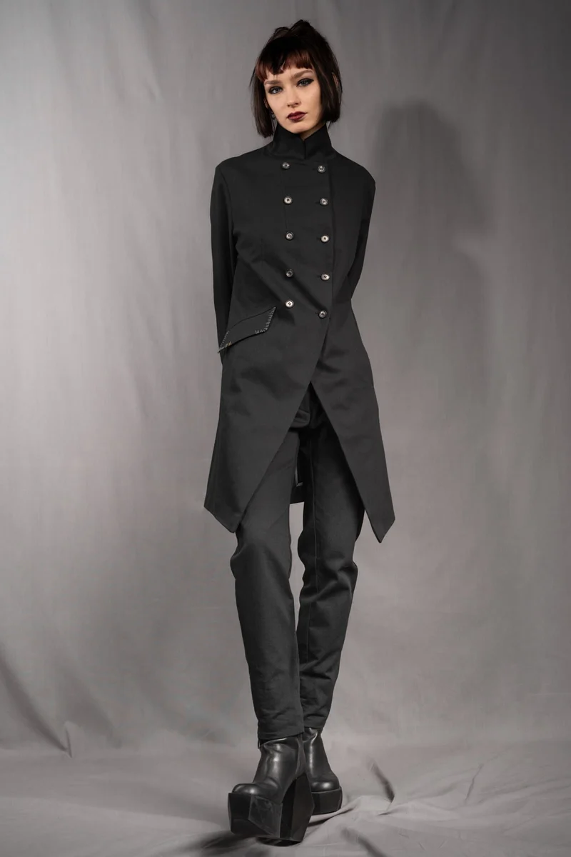eigensinnig wien | YlaKil | Schwarzer Avantgarde Damenanzug mit Slim-Fit Hose aus leichter Baumwolle