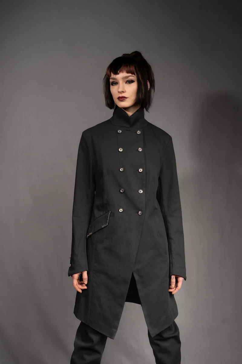 eigensinnig wien | YlaKil | Schwarzer Avantgarde Damenanzug mit Slim-Fit Hose aus leichter Baumwolle