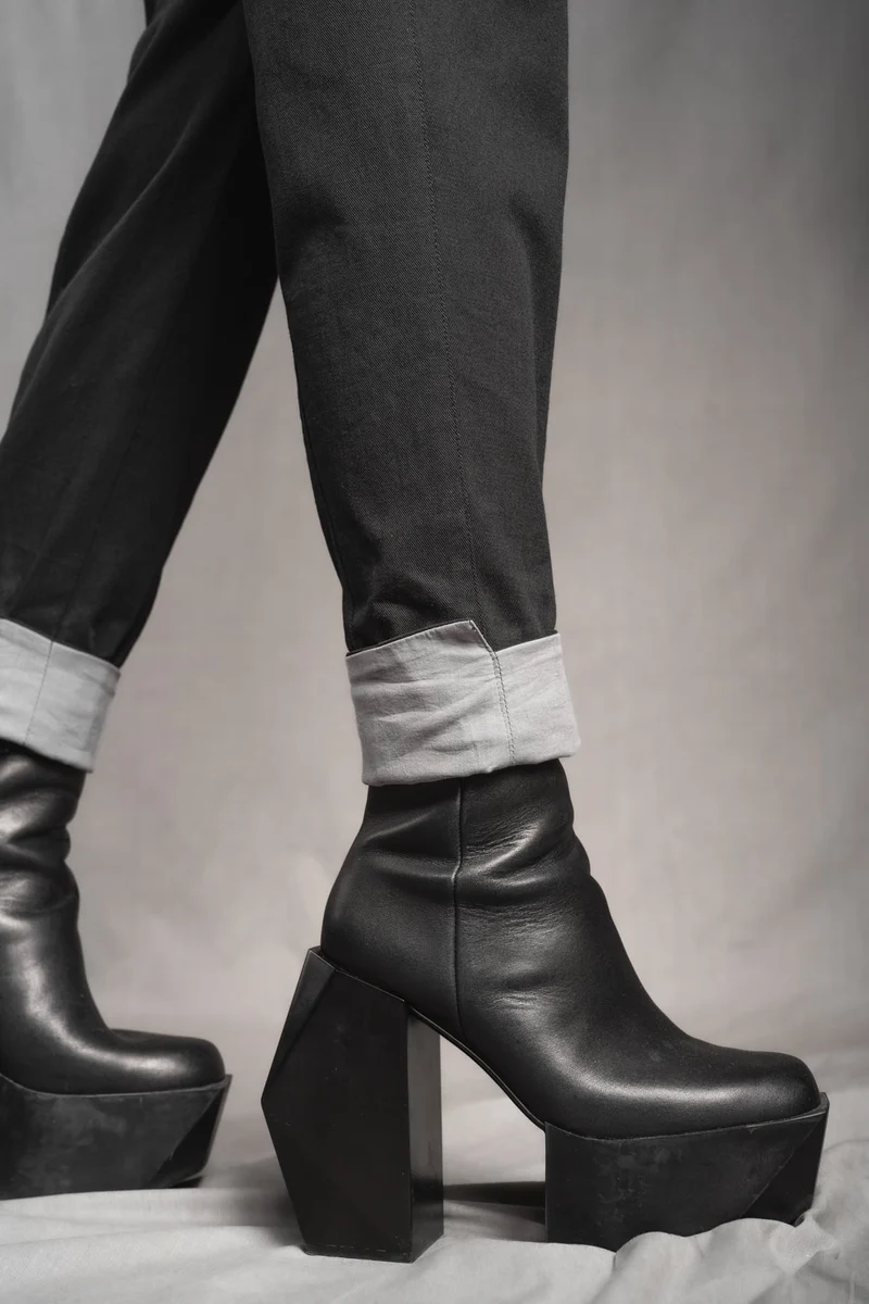 eigensinnig wien | YlaKil | Schwarzer Avantgarde Damenanzug mit Slim-Fit Hose aus leichter Baumwolle