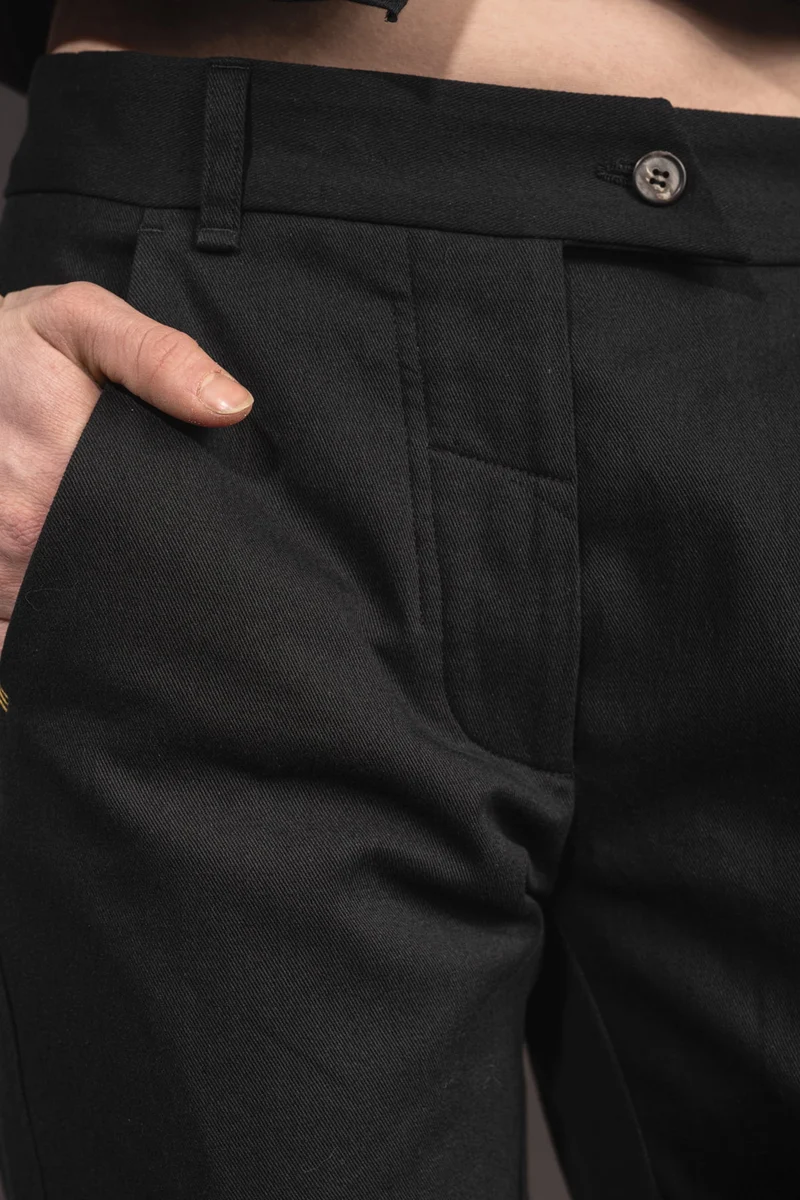 eigensinnig wien | YlaKil | Schwarzer Avantgarde Damenanzug mit Slim-Fit Hose aus leichter Baumwolle
