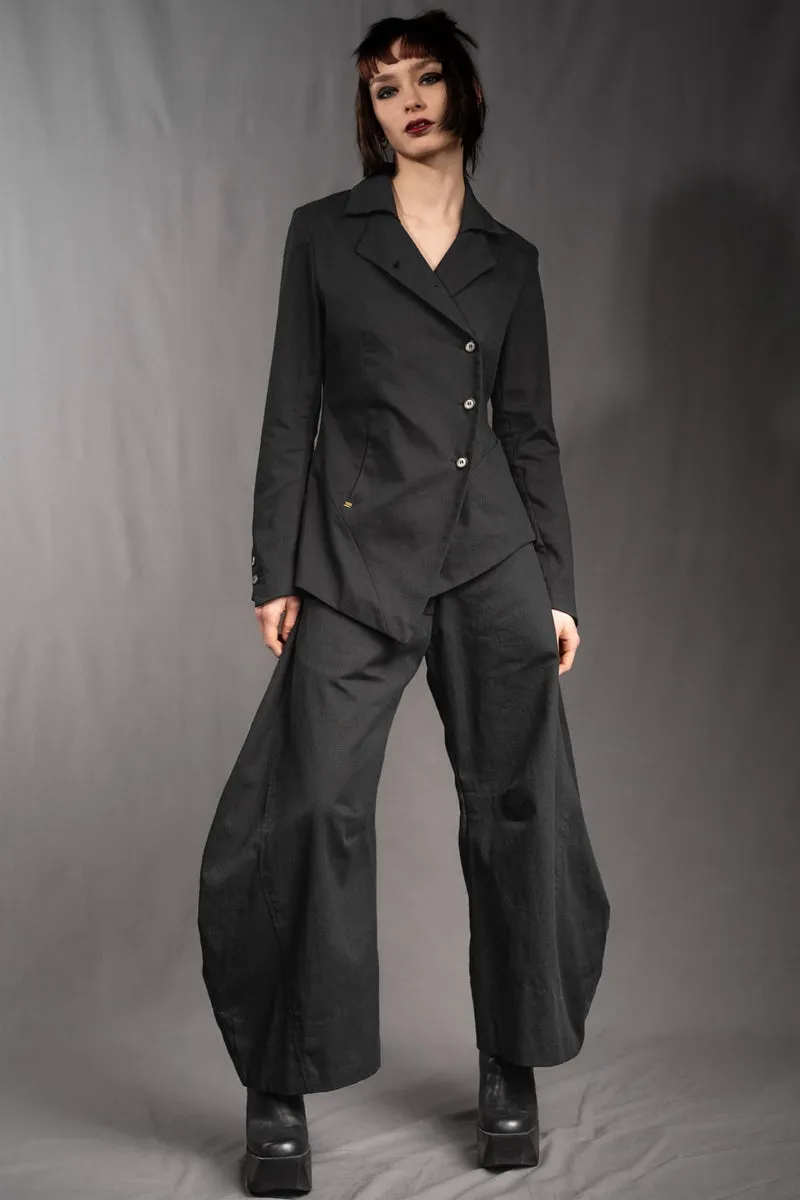 eigensinnig wien | SteNin | Asymmetrischer Designer Hosenanzug mit Barrel Leg Hose in Schwarz