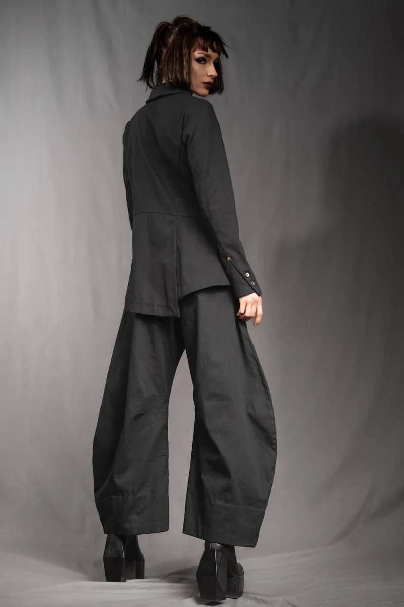 eigensinnig wien | SteNin | Asymmetrischer Designer Hosenanzug mit Barrel Leg Hose in Schwarz