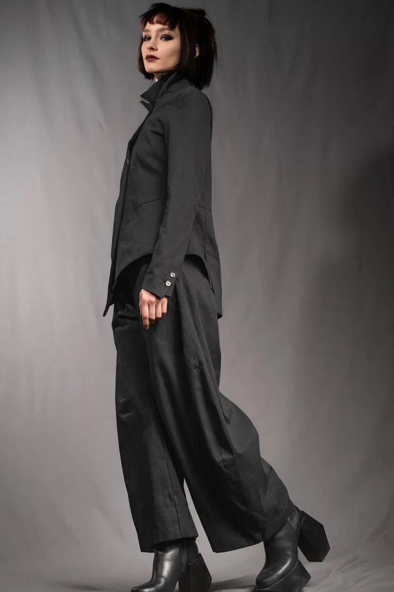 eigensinnig wien | SteNin | Asymmetrischer Designer Hosenanzug mit Barrel Leg Hose in Schwarz