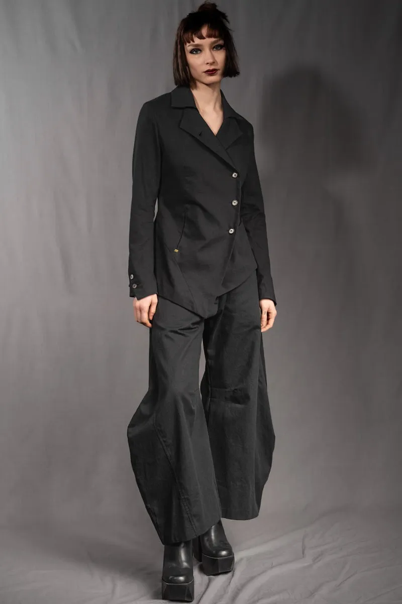 eigensinnig wien | SteNin | Asymmetrischer Designer Hosenanzug mit Barrel Leg Hose in Schwarz