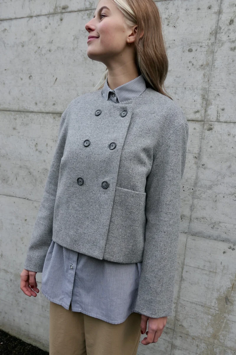 No49 kurze Jacke zweireihig
