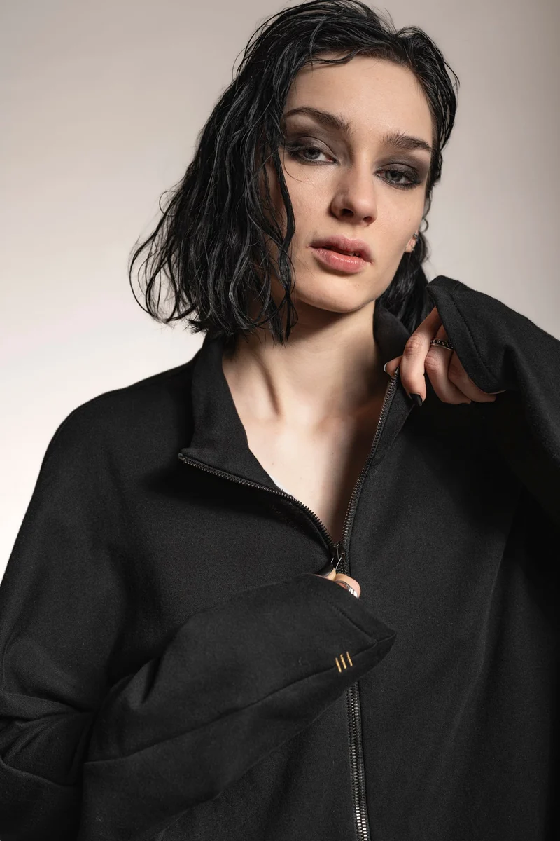 eigensinnig wien | Horaz | Sportlich-elegante Shirtjacke für Damen und Herren in Schwarz