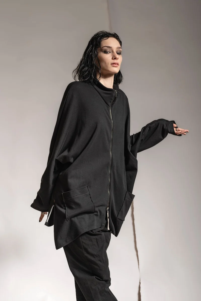 eigensinnig wien | Horaz | Sportlich-elegante Shirtjacke für Damen und Herren in Schwarz
