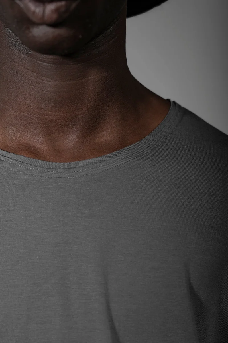 eigensinnig wien | Tolstoi | Dünner, grauer Designer Herren-Pullover