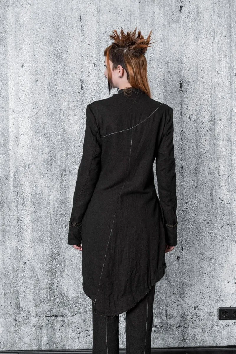 eigensinnig wien | Nietzsche | Asymmetrischer, schwarzer Kurzmantel aus Wolle für Damen