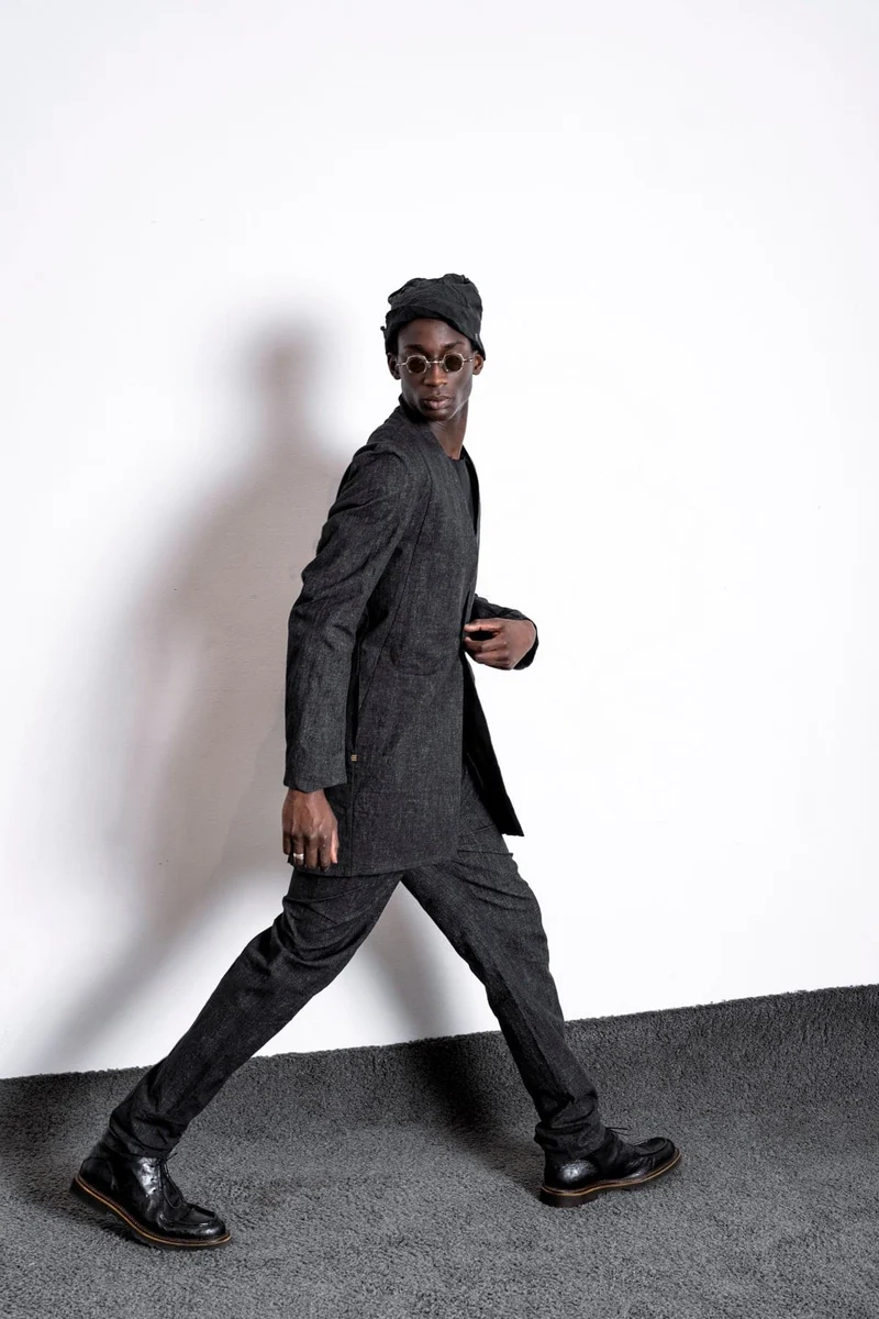 eigensinnig wien | Fromm | Schwarzer Slim Fit Herren Kurzmantel mit Stehkragen aus Leinen