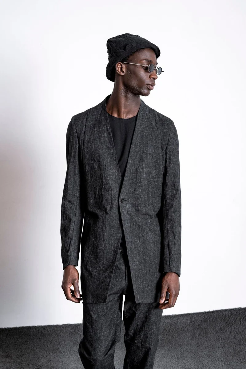 eigensinnig wien | Fromm | Schwarzer Slim Fit Herren Kurzmantel mit Stehkragen aus Leinen