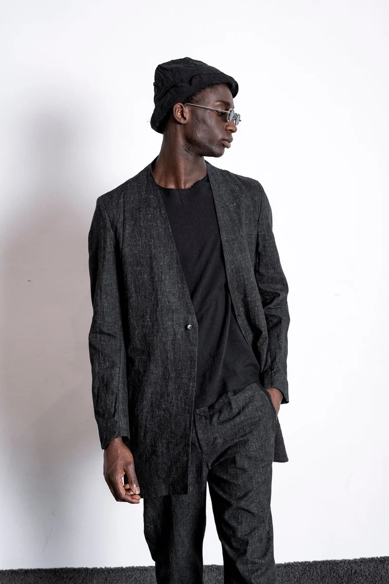eigensinnig wien | Fromm | Schwarzer Slim Fit Herren Kurzmantel mit Stehkragen aus Leinen