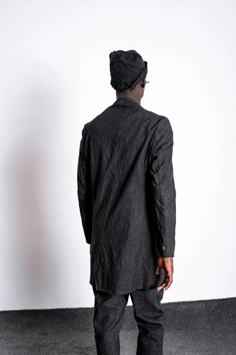 eigensinnig wien | Fromm | Schwarzer Slim Fit Herren Kurzmantel mit Stehkragen aus Leinen