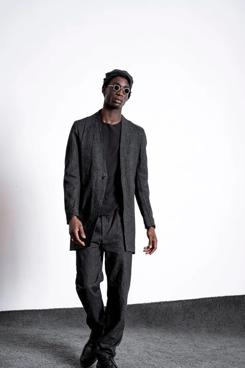 eigensinnig wien | Fromm | Schwarzer Slim Fit Herren Kurzmantel mit Stehkragen aus Leinen