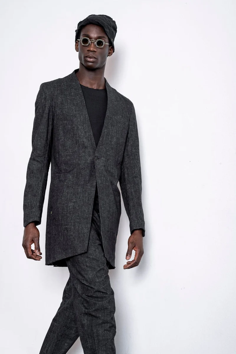 eigensinnig wien | Fromm | Schwarzer Slim Fit Herren Kurzmantel mit Stehkragen aus Leinen