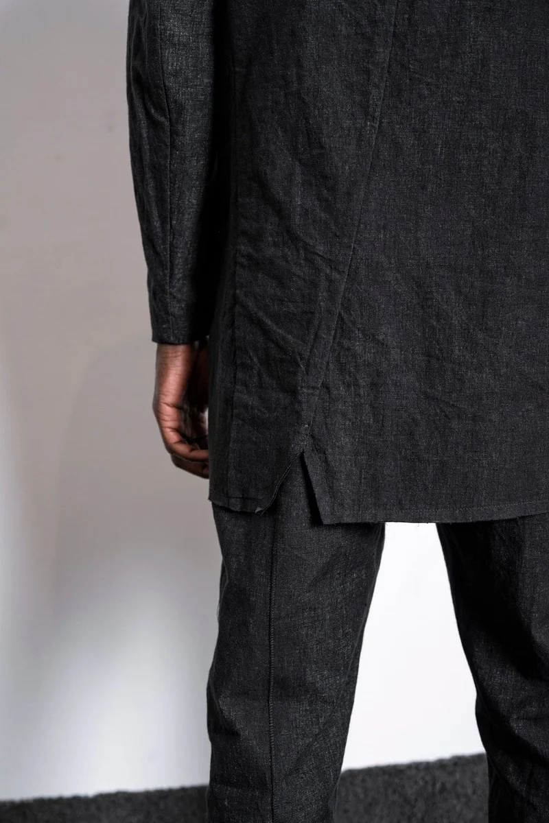eigensinnig wien | Fromm | Schwarzer Slim Fit Herren Kurzmantel mit Stehkragen aus Leinen