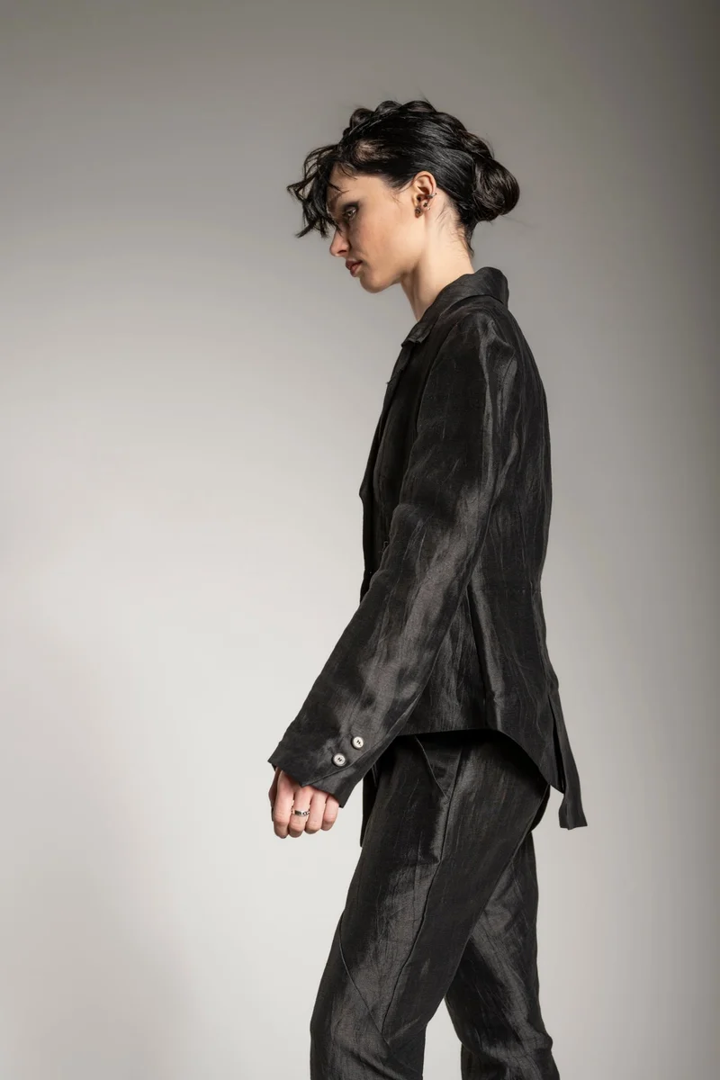 eigensinnig wien | Stein | Asymmetrischer Designer Blazer für Damen aus Leinen in Schwarz