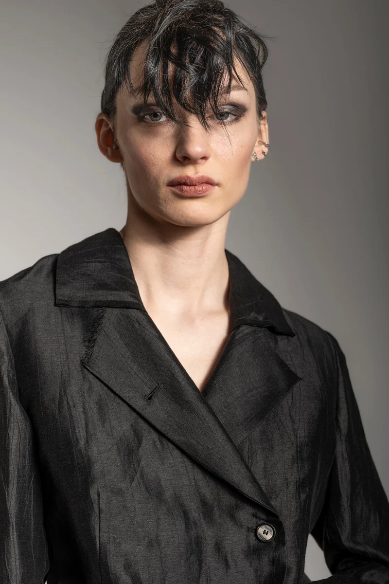 eigensinnig wien | Stein | Asymmetrischer Designer Blazer für Damen aus Leinen in Schwarz