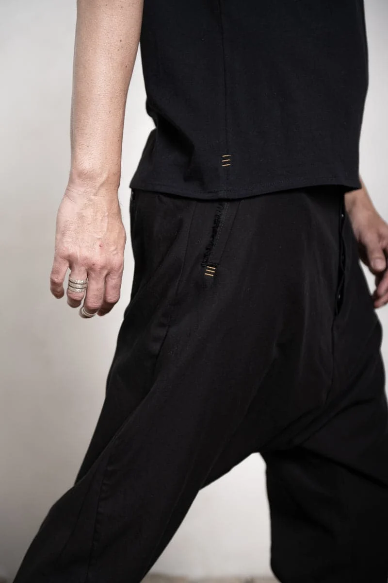 eigensinnig wien | Ricœur | Herren T-Shirt mit Schlitz aus weicher Baumwolle in schwarz