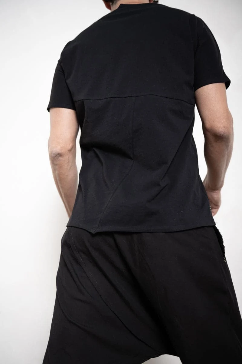 eigensinnig wien | Ricœur | Herren T-Shirt mit Schlitz aus weicher Baumwolle in schwarz