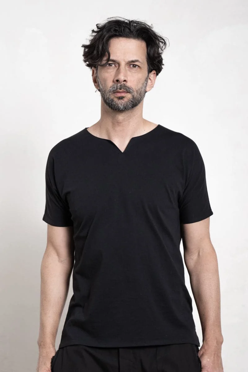 eigensinnig wien | Ricœur | Herren T-Shirt mit Schlitz aus weicher Baumwolle in schwarz