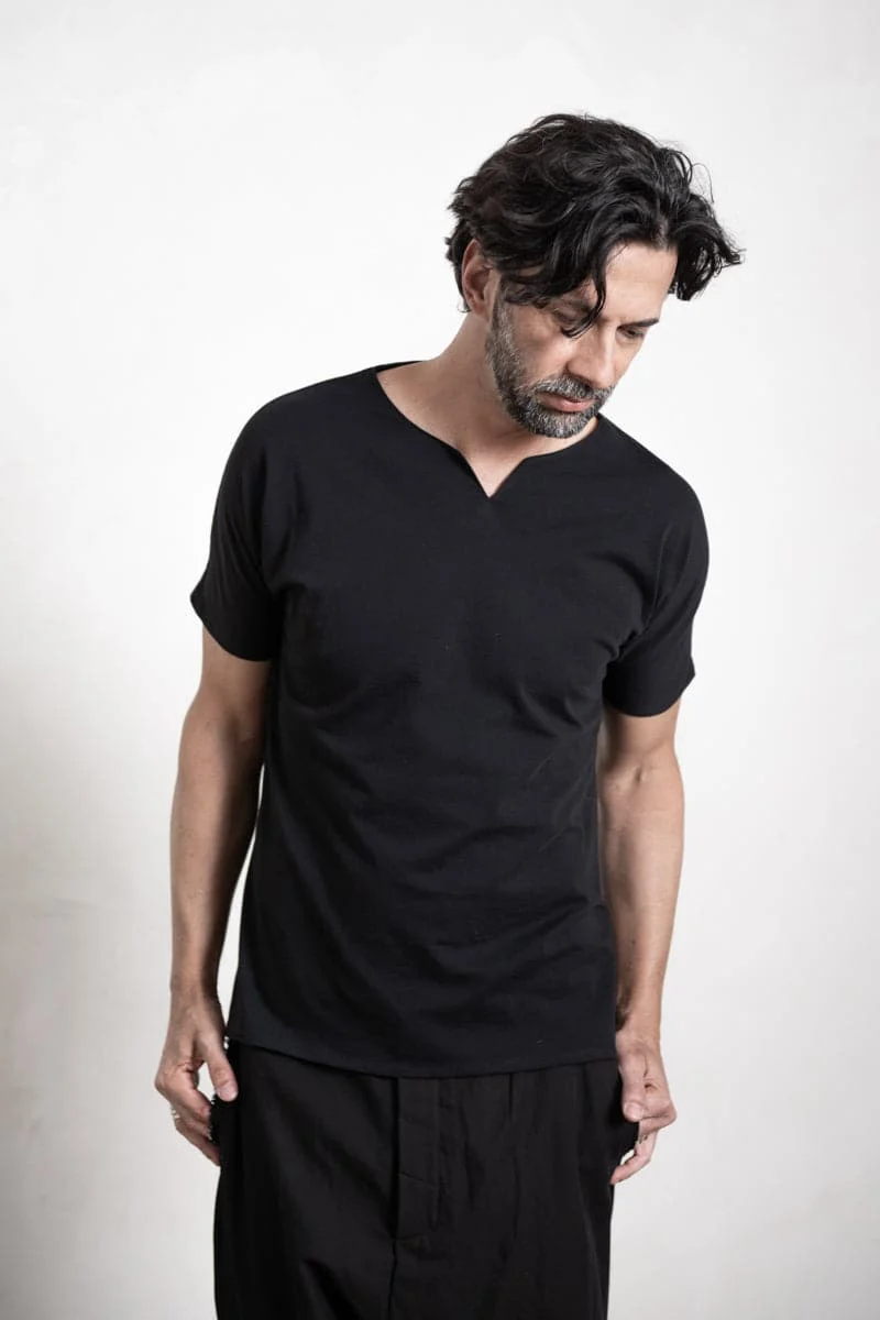 eigensinnig wien | Ricœur | Herren T-Shirt mit Schlitz aus weicher Baumwolle in schwarz