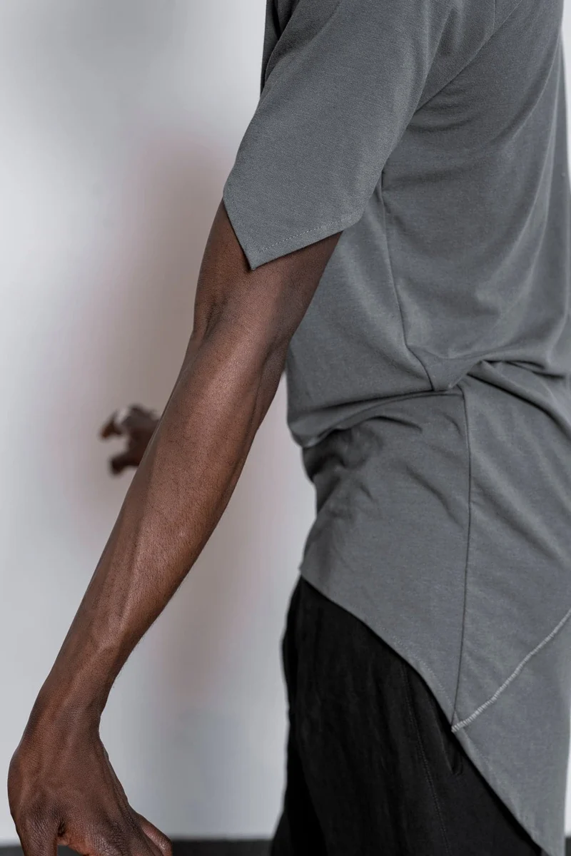 eigensinnig wien | Serres | Extra langes T-Shirt für Damen und Herren in Grau