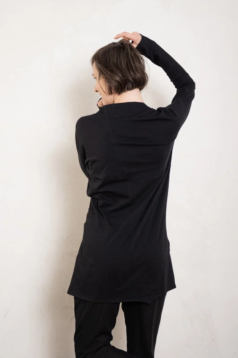 eigensinnig wien | Artmann | Asymmetrischer Pullover aus leichter Baumwolle in schwarz