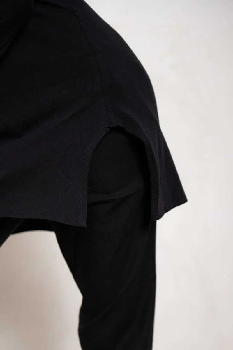 eigensinnig wien | Artmann | Asymmetrischer Pullover aus leichter Baumwolle in schwarz