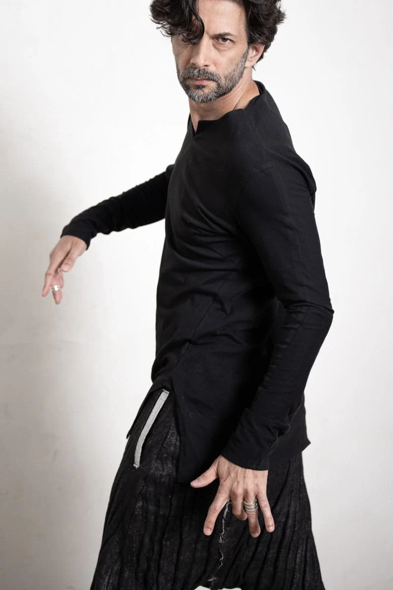 eigensinnig wien | Artmann | Asymmetrischer Pullover aus leichter Baumwolle in schwarz
