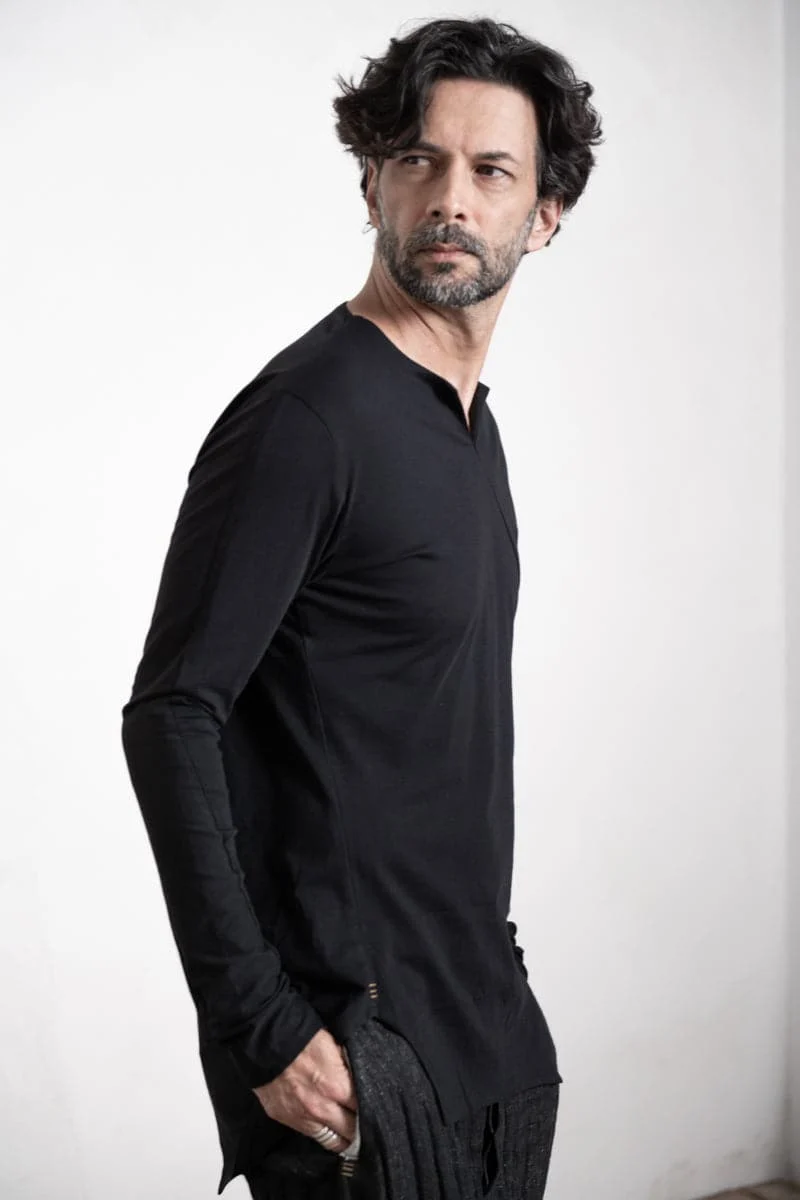 eigensinnig wien | Artmann | Asymmetrischer Pullover aus leichter Baumwolle in schwarz