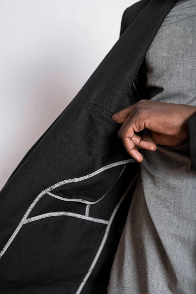 eigensinnig wien | Fromm | Eleganter Herren Gehrock mit Stehkragen in Schwarz