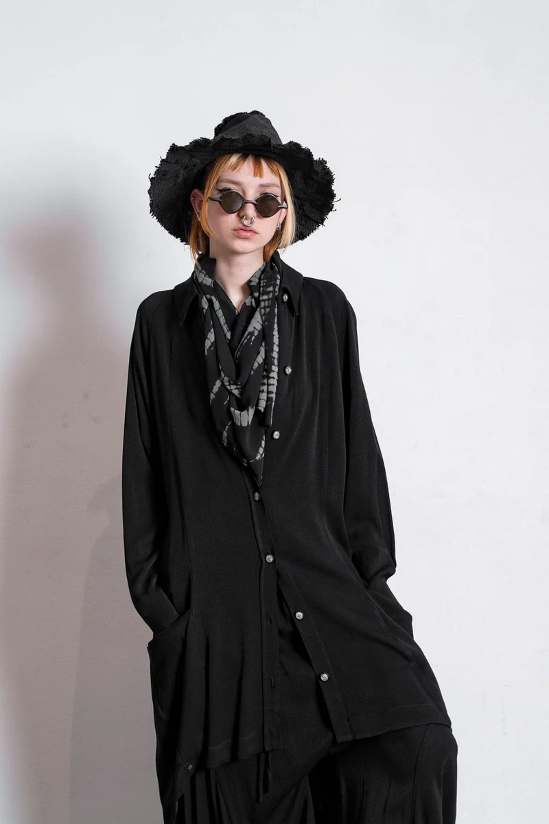 eigensinnig wien | Foucault | Elegantes, schwarzes Oversized Mantelkleid